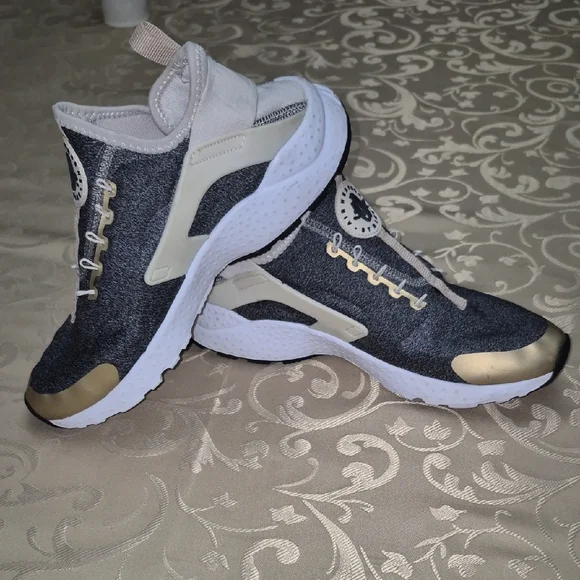 Air Huarche By Nike Women's Sneakers - Picture 8 of 9